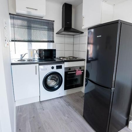 No 01 Small Studio Flat In Aylesbury Town Station Exterior foto