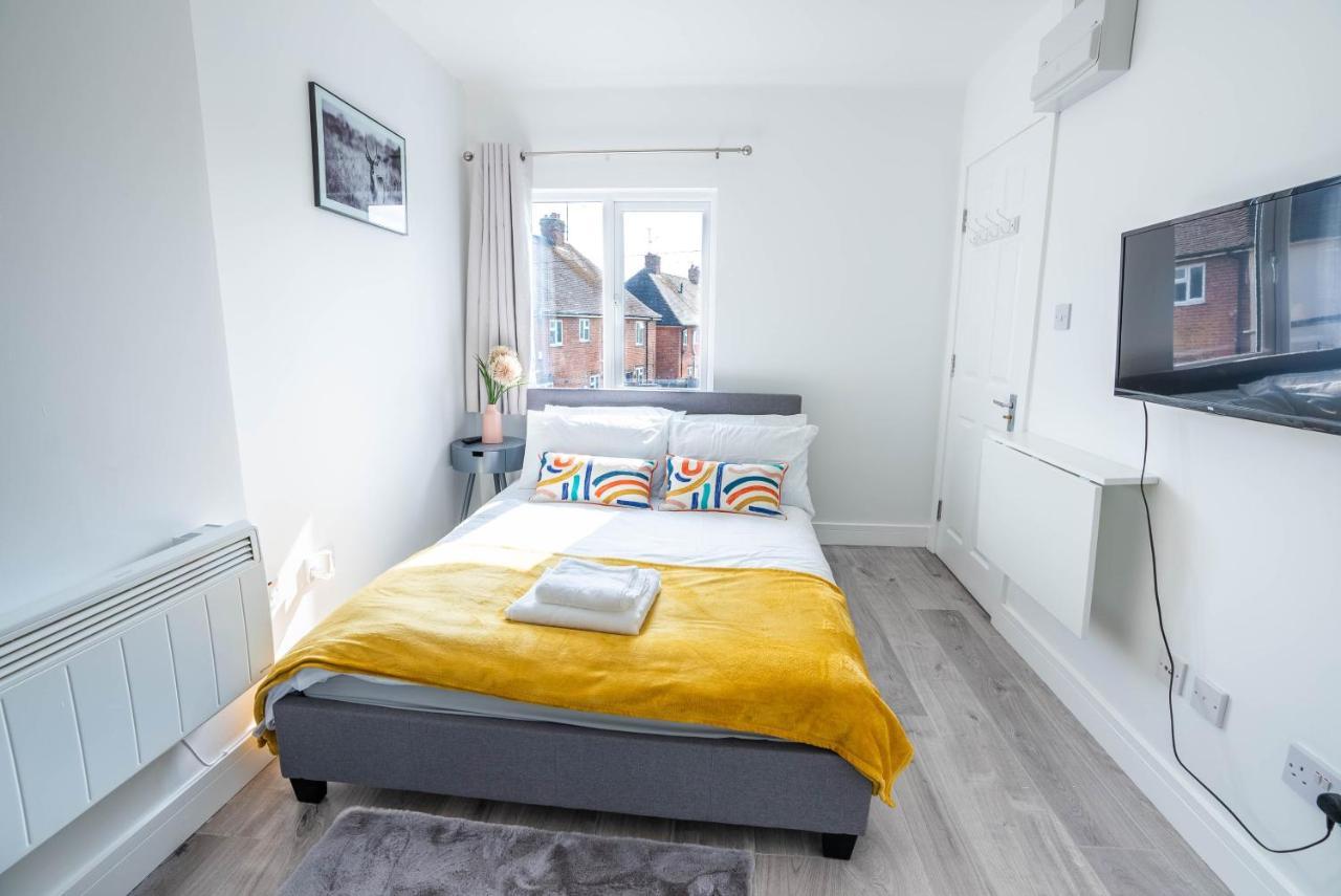 No 01 Small Studio Flat In Aylesbury Town Station Exterior foto